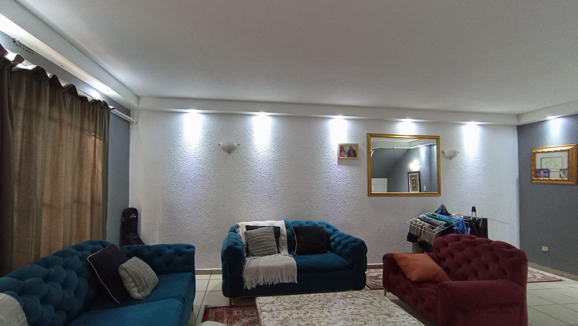 Lounges - 24 square meters of property in Windsor West