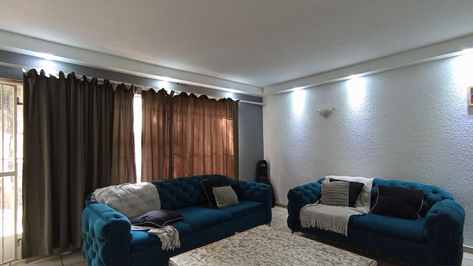 Lounges - 24 square meters of property in Windsor West