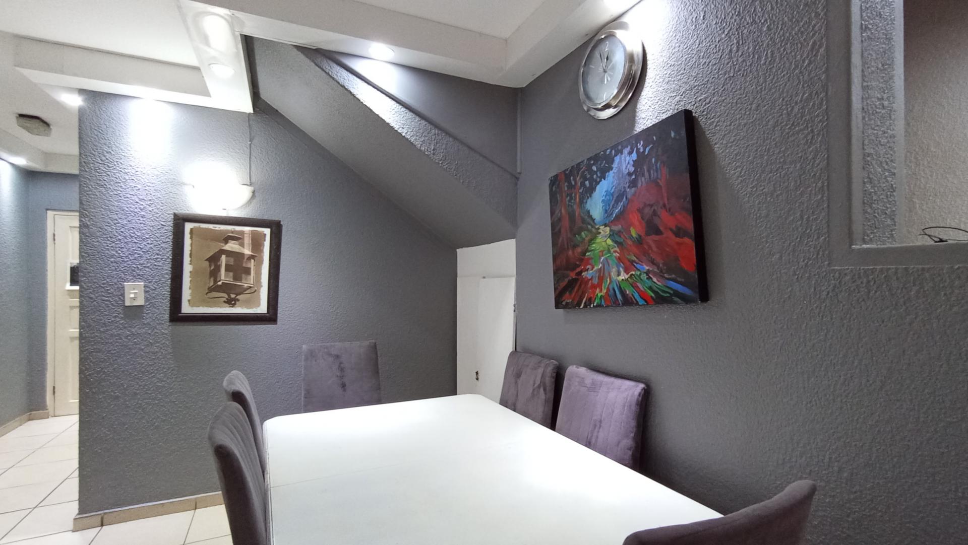 Dining Room - 8 square meters of property in Windsor West