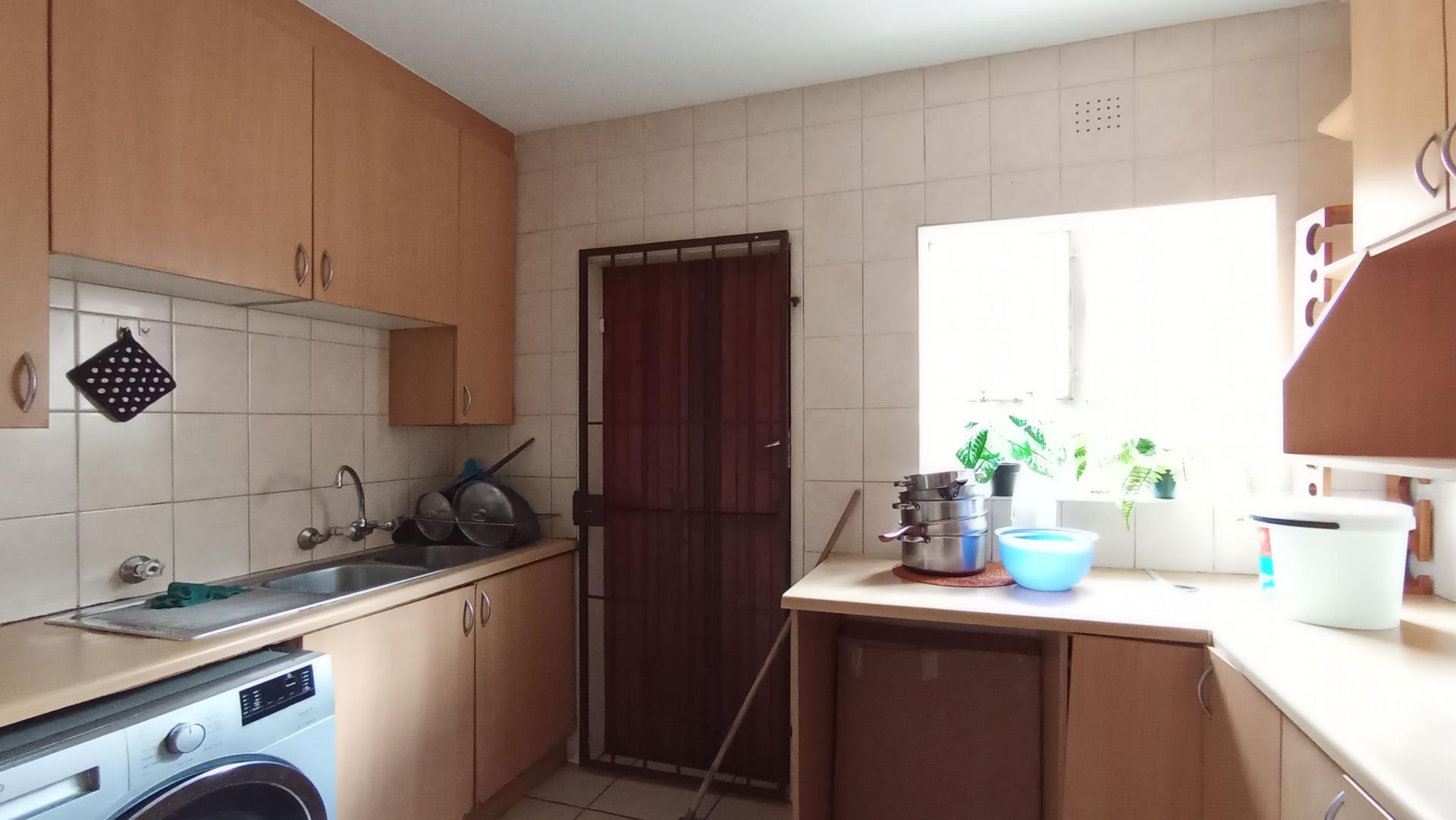 Kitchen - 11 square meters of property in Windsor West