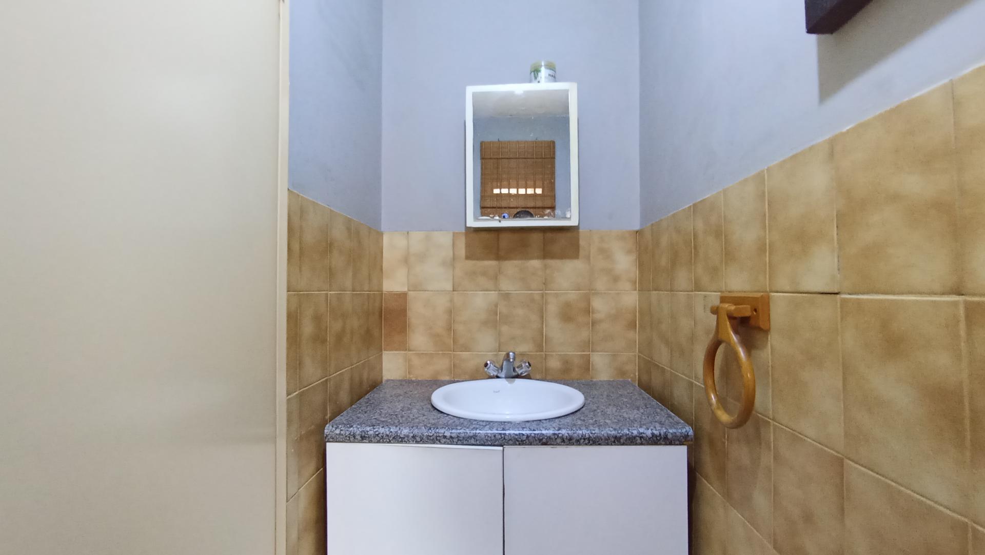 Guest Toilet - 4 square meters of property in Windsor West