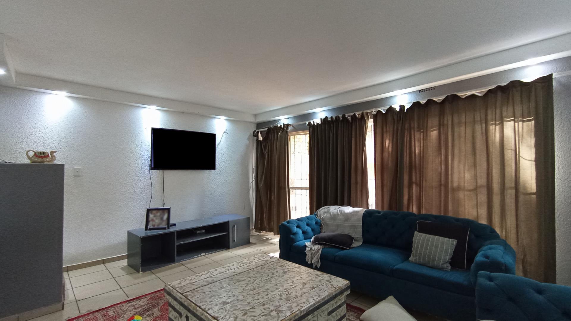 Lounges - 24 square meters of property in Windsor West