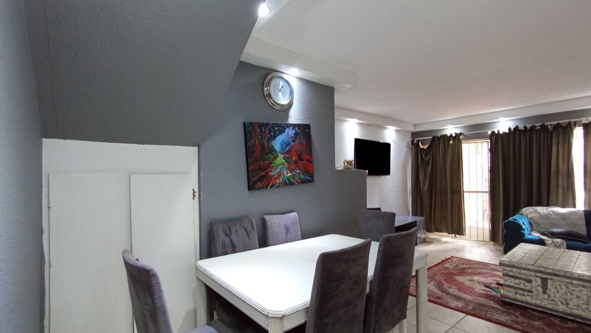 Dining Room - 8 square meters of property in Windsor West