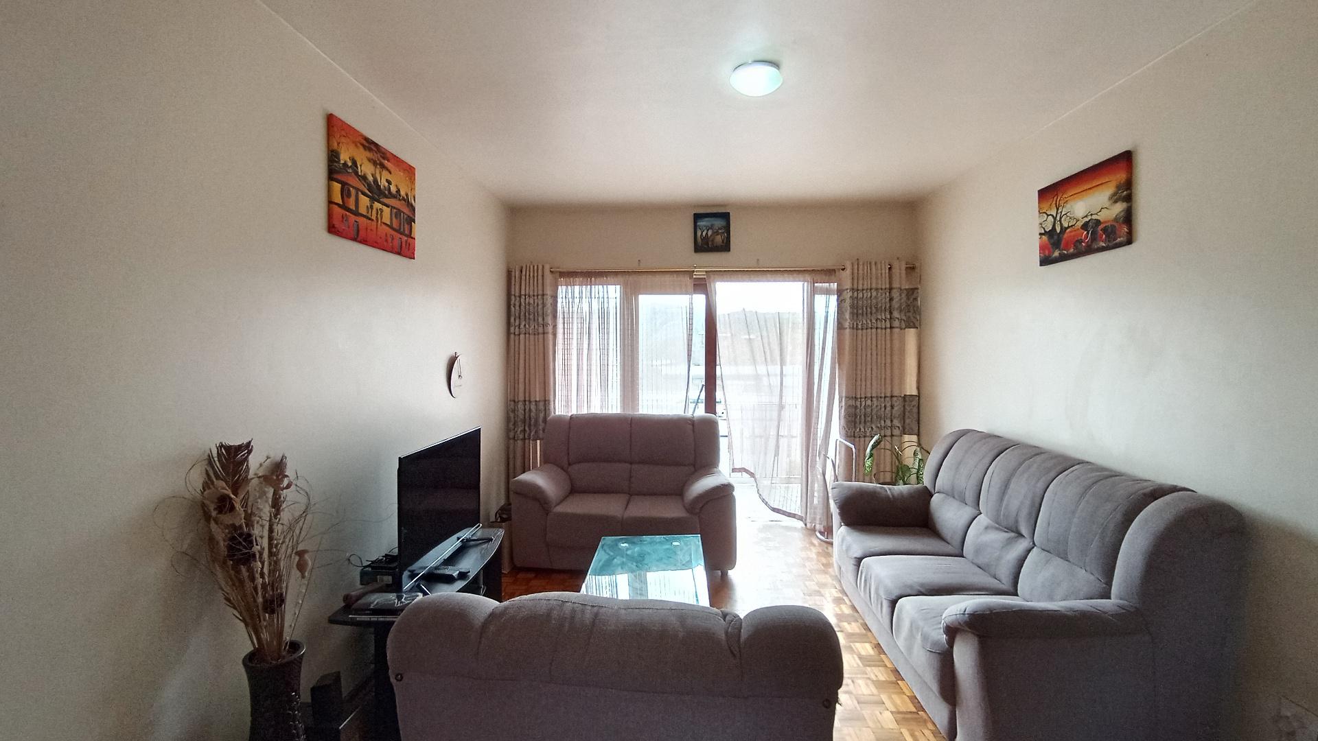 Lounges - 22 square meters of property in Pineside