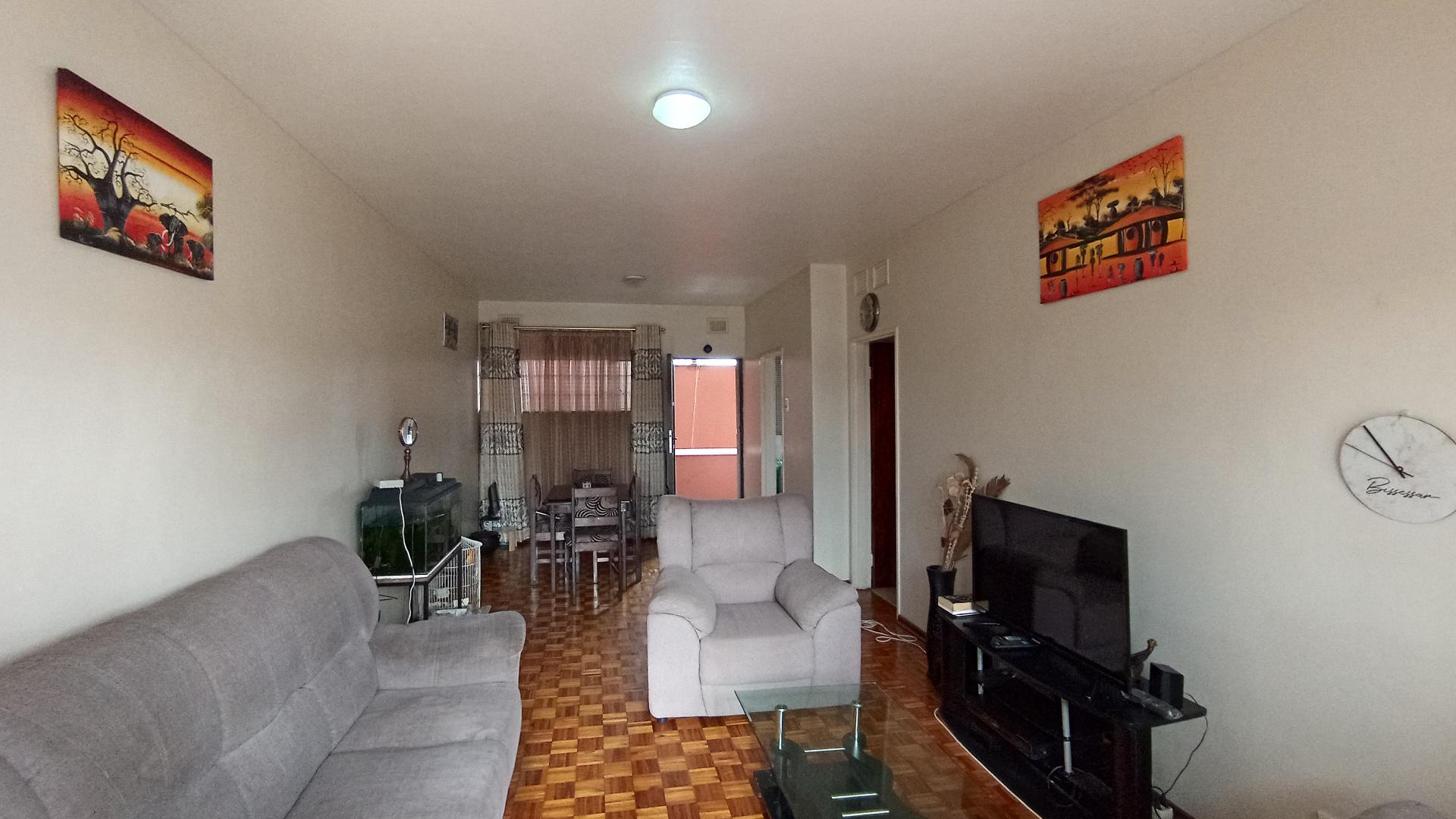 Lounges - 22 square meters of property in Pineside