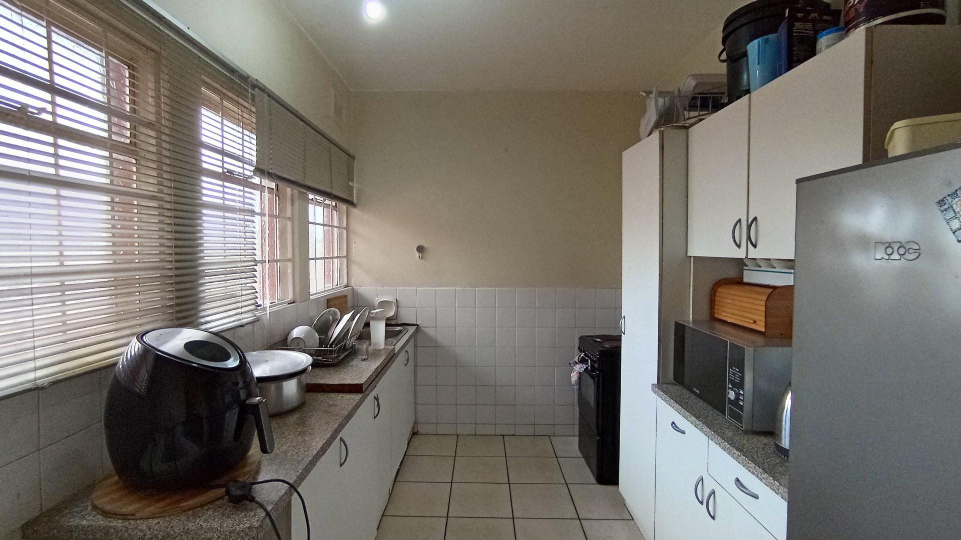 Kitchen - 9 square meters of property in Pineside
