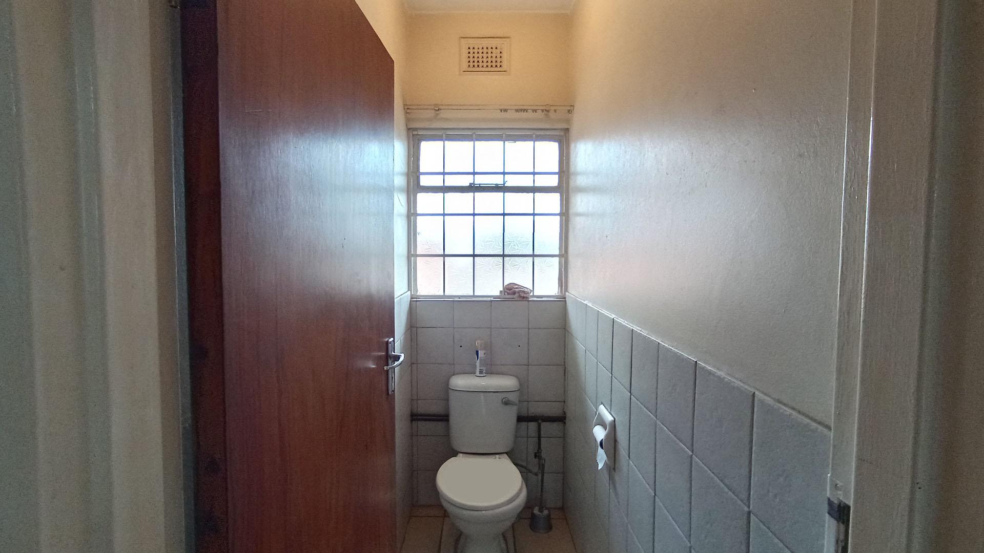 Bathroom 1 - 9 square meters of property in Pineside