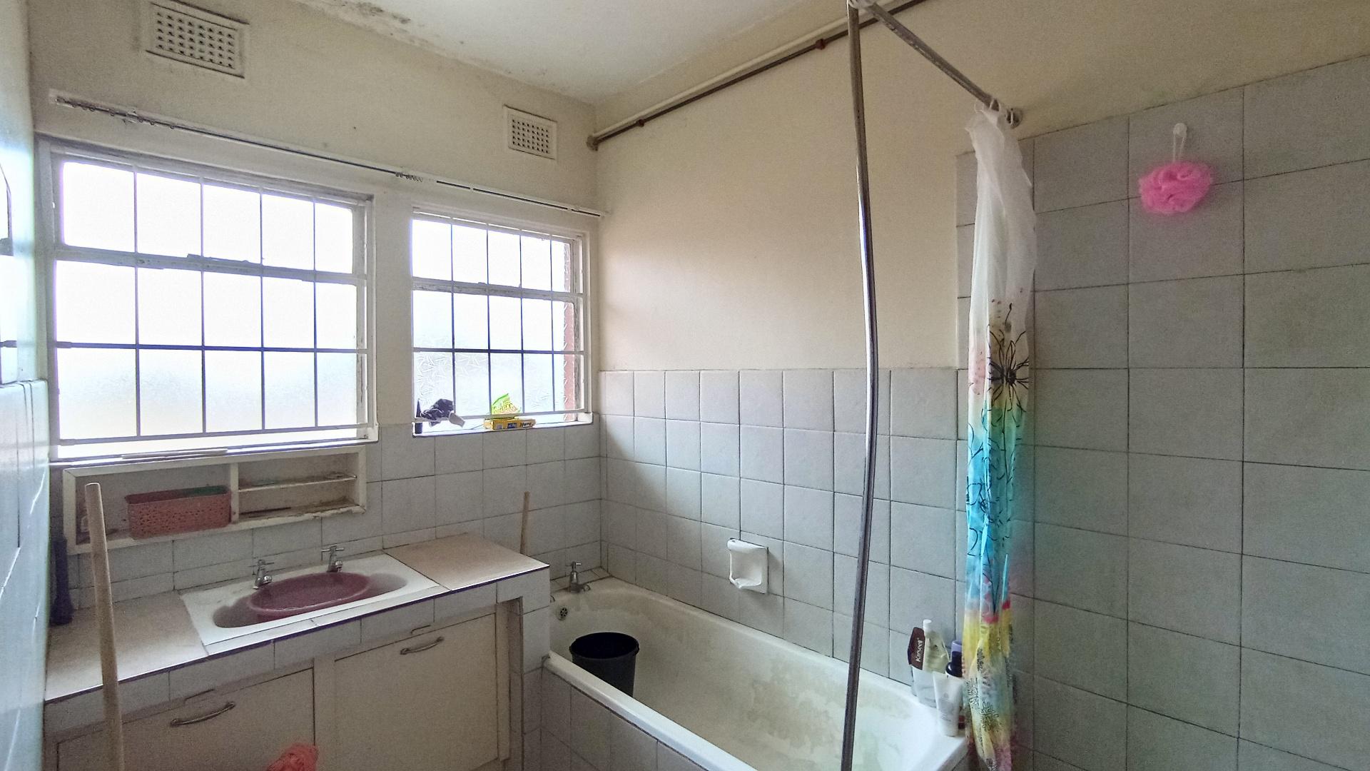 Bathroom 1 - 9 square meters of property in Pineside