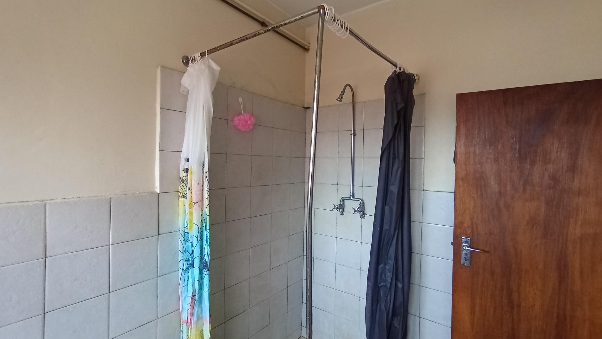 Bathroom 1 - 9 square meters of property in Pineside
