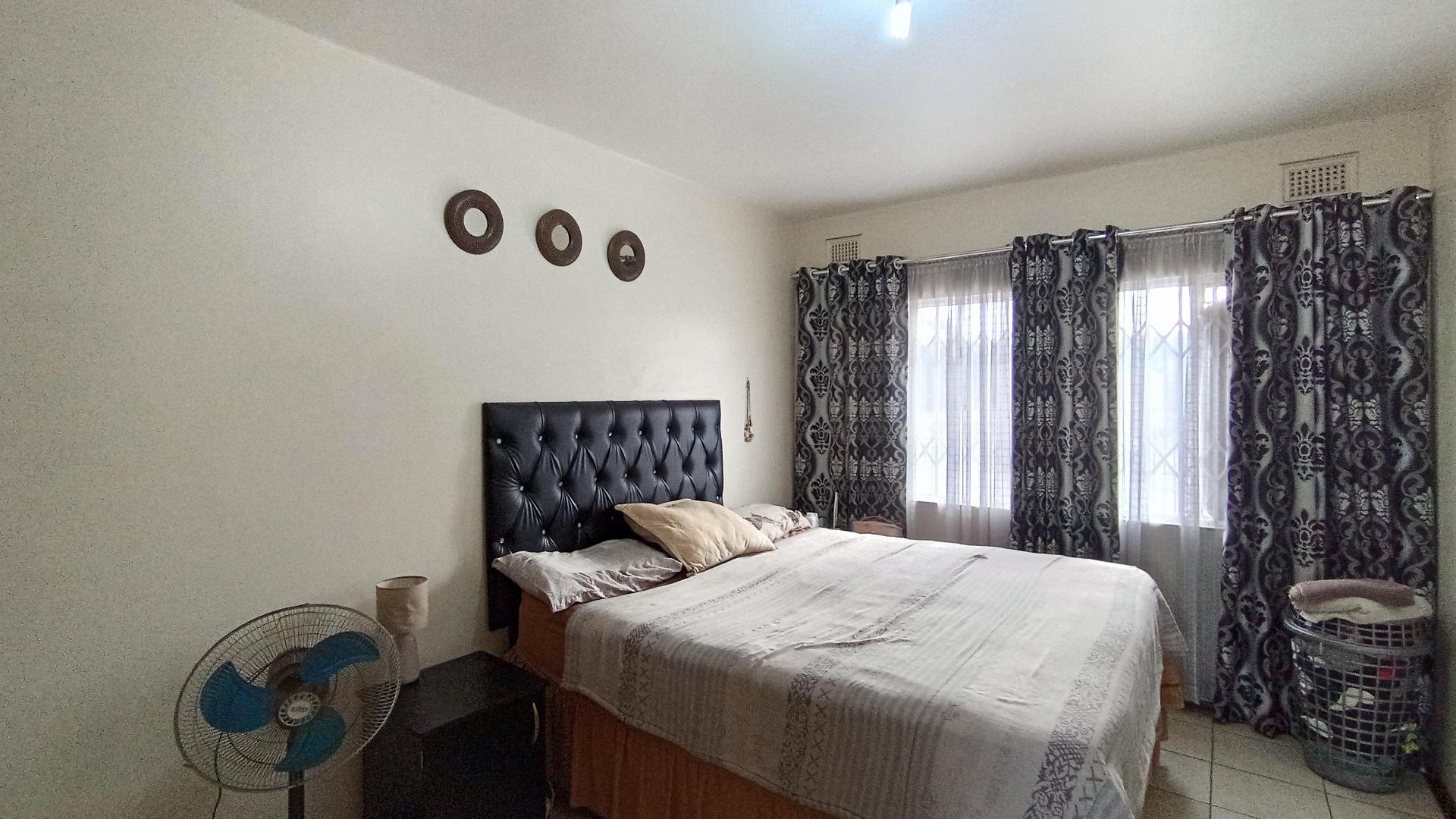 Bed Room 1 - 18 square meters of property in Pineside