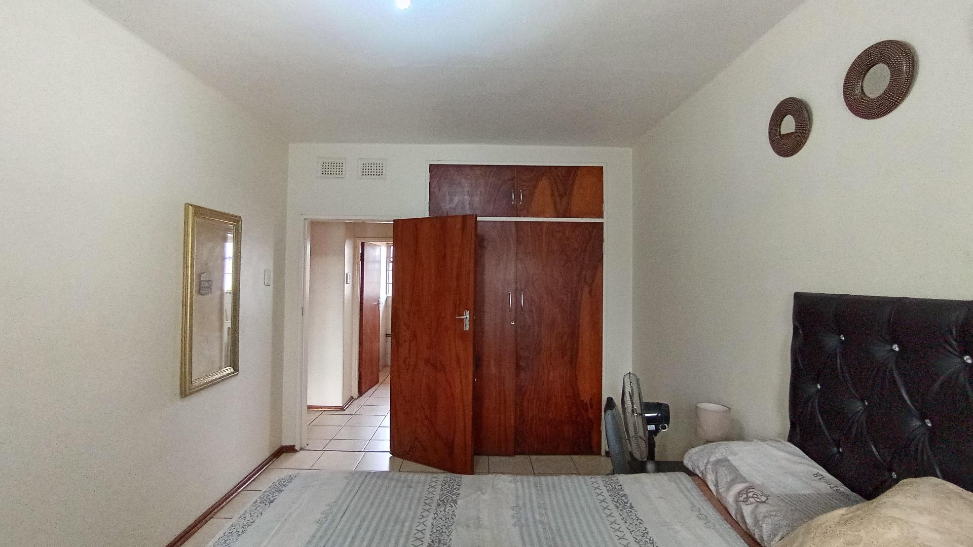 Bed Room 1 - 18 square meters of property in Pineside