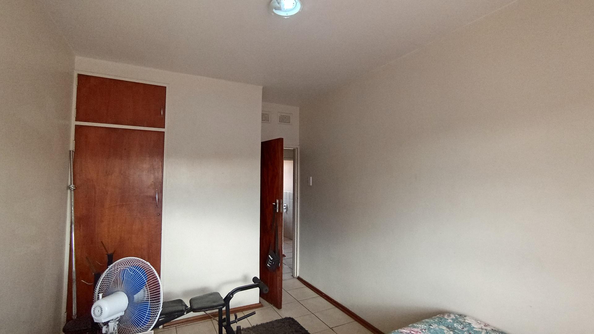 Bed Room 2 - 15 square meters of property in Pineside