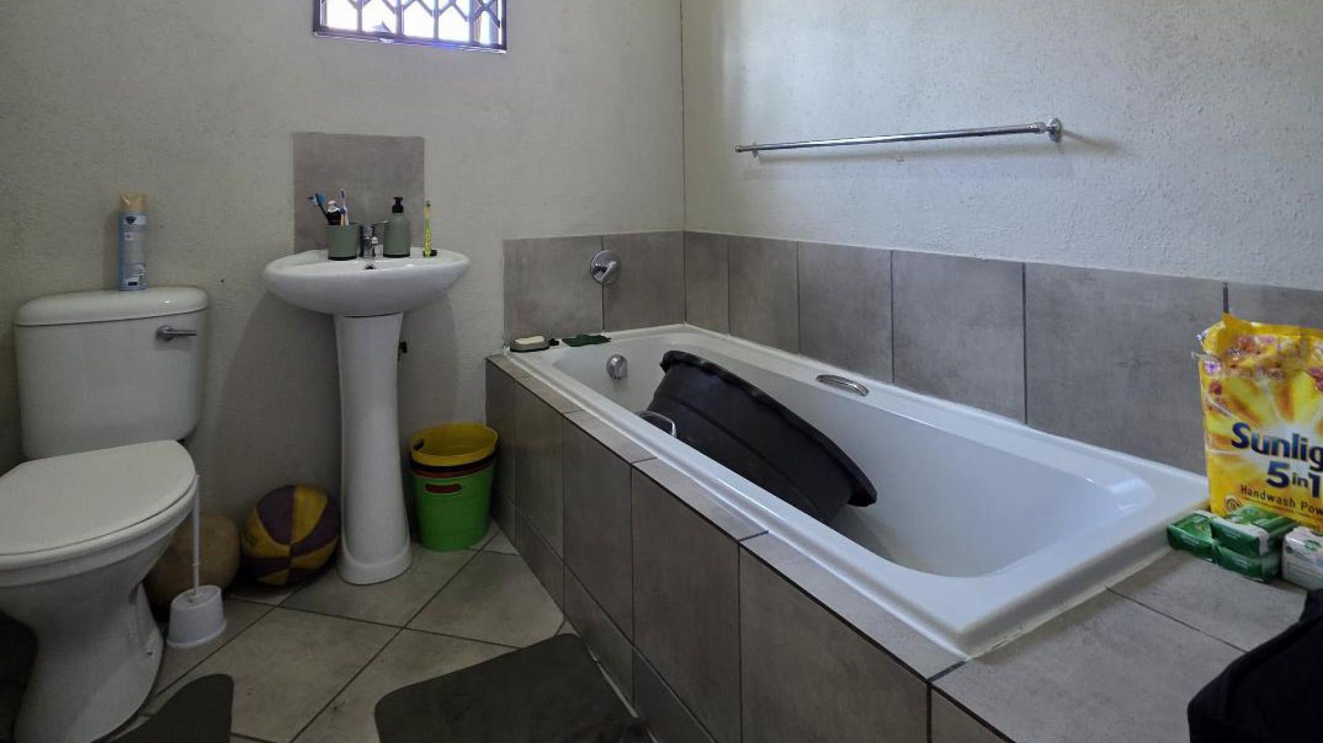 Bathroom 1 of property in Klarinet