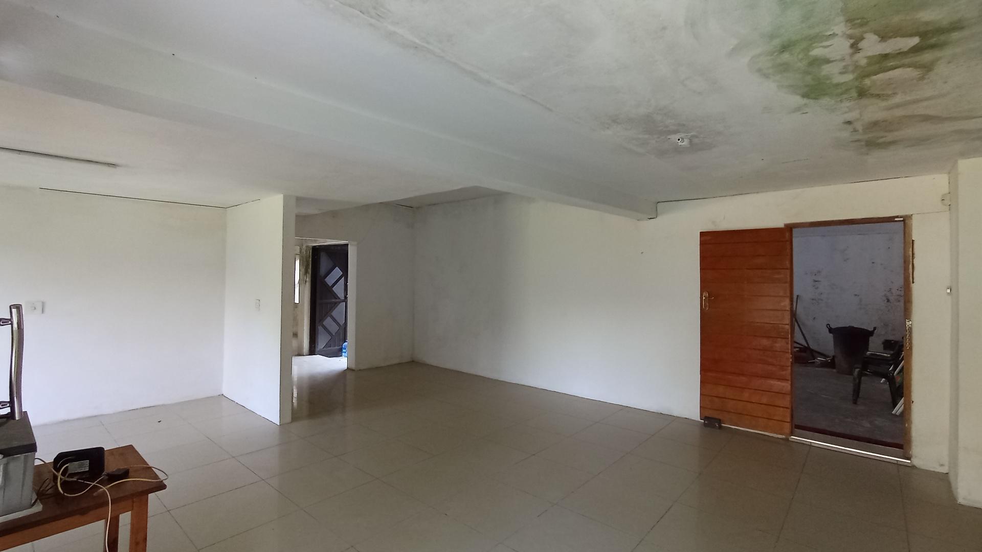 Lounges - 52 square meters of property in Kloof 