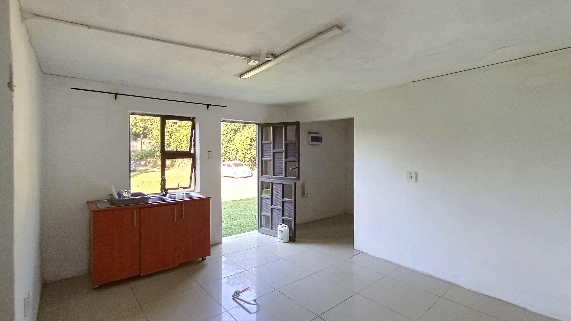 Kitchen - 17 square meters of property in Kloof 