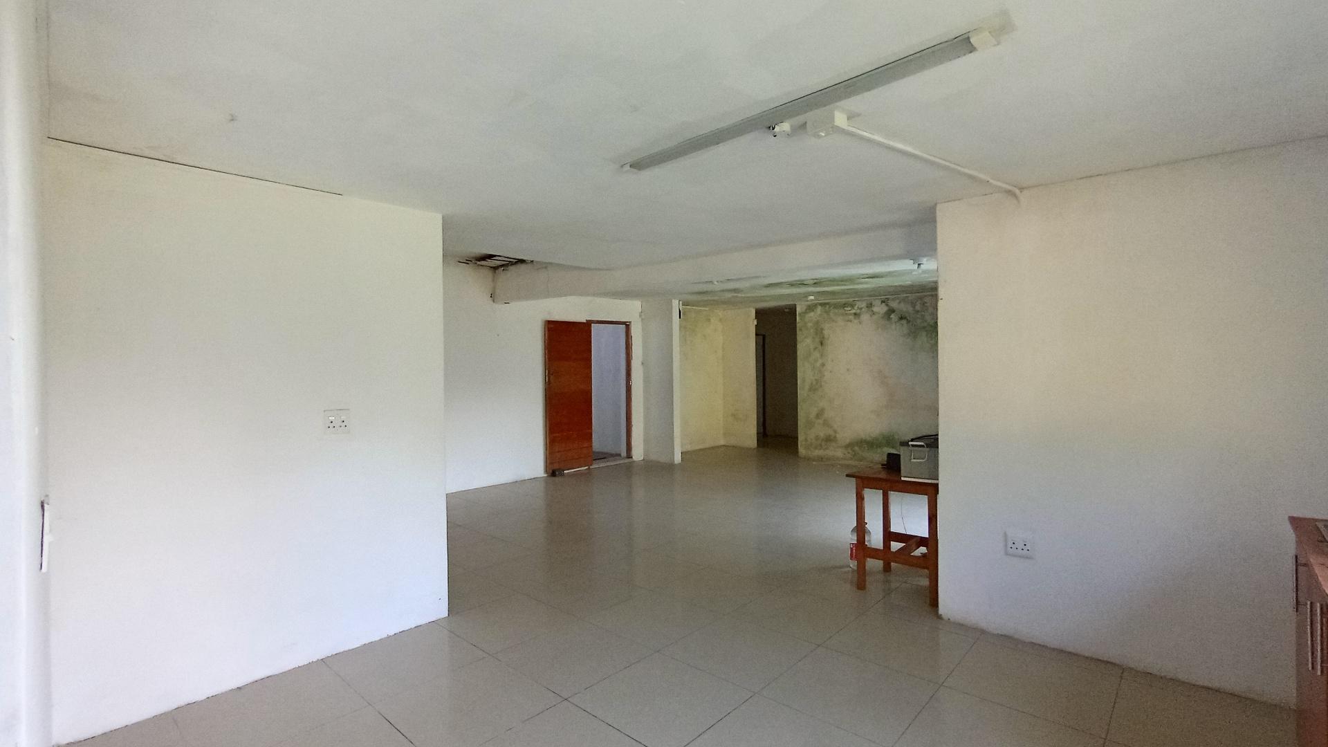 Kitchen - 17 square meters of property in Kloof 