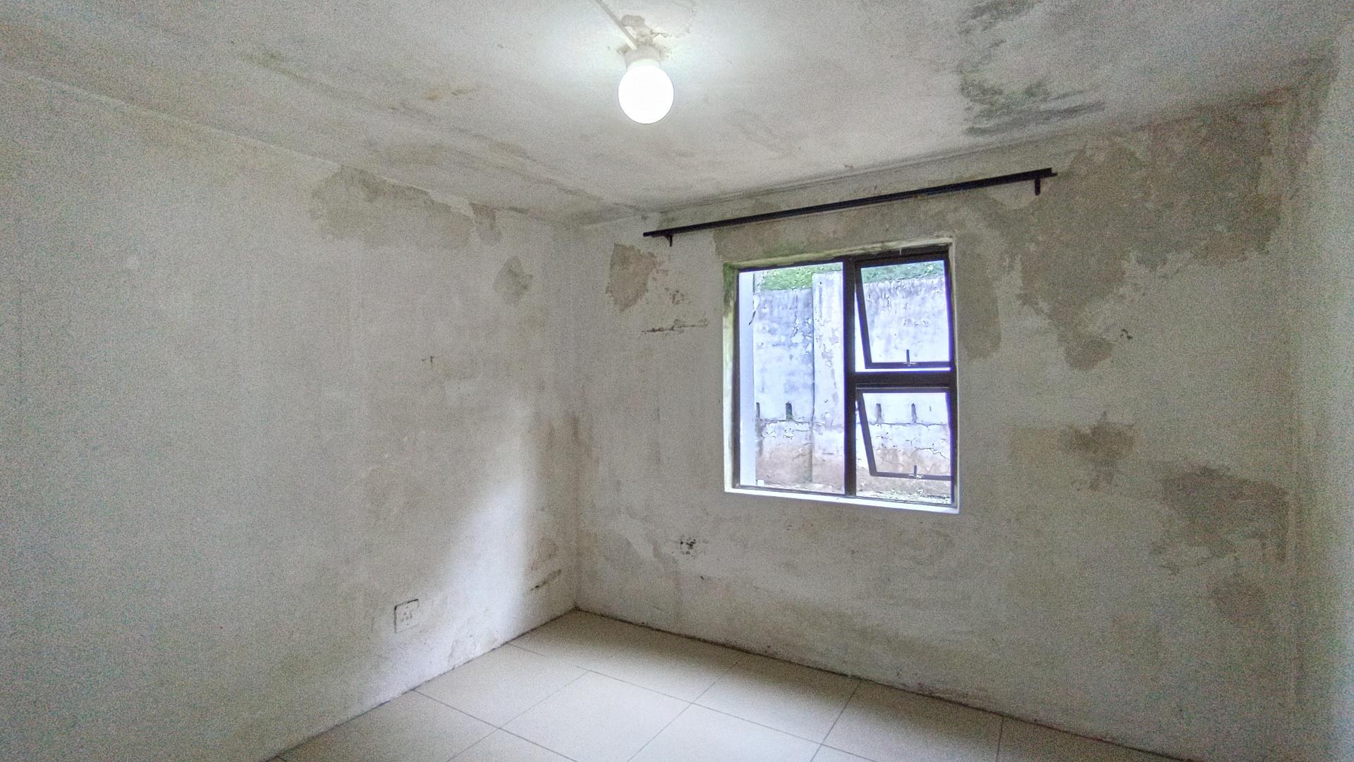 Study - 14 square meters of property in Kloof 