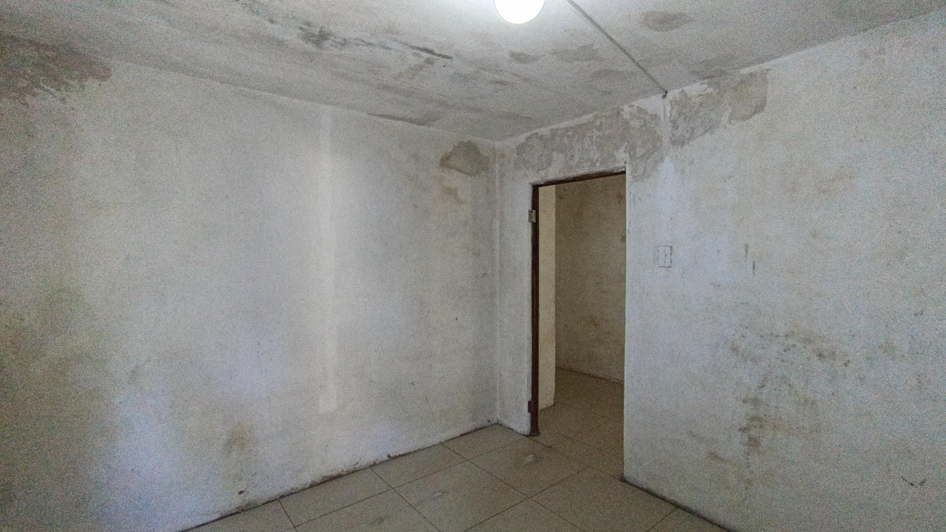 Study - 14 square meters of property in Kloof 