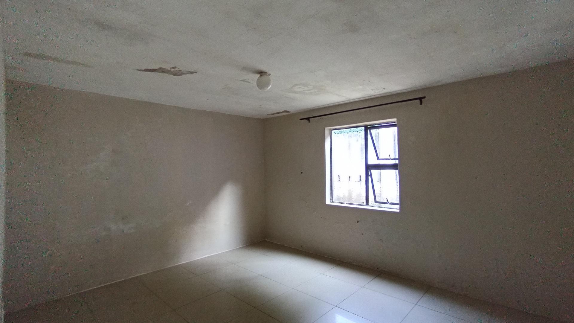 Bed Room 1 - 25 square meters of property in Kloof 