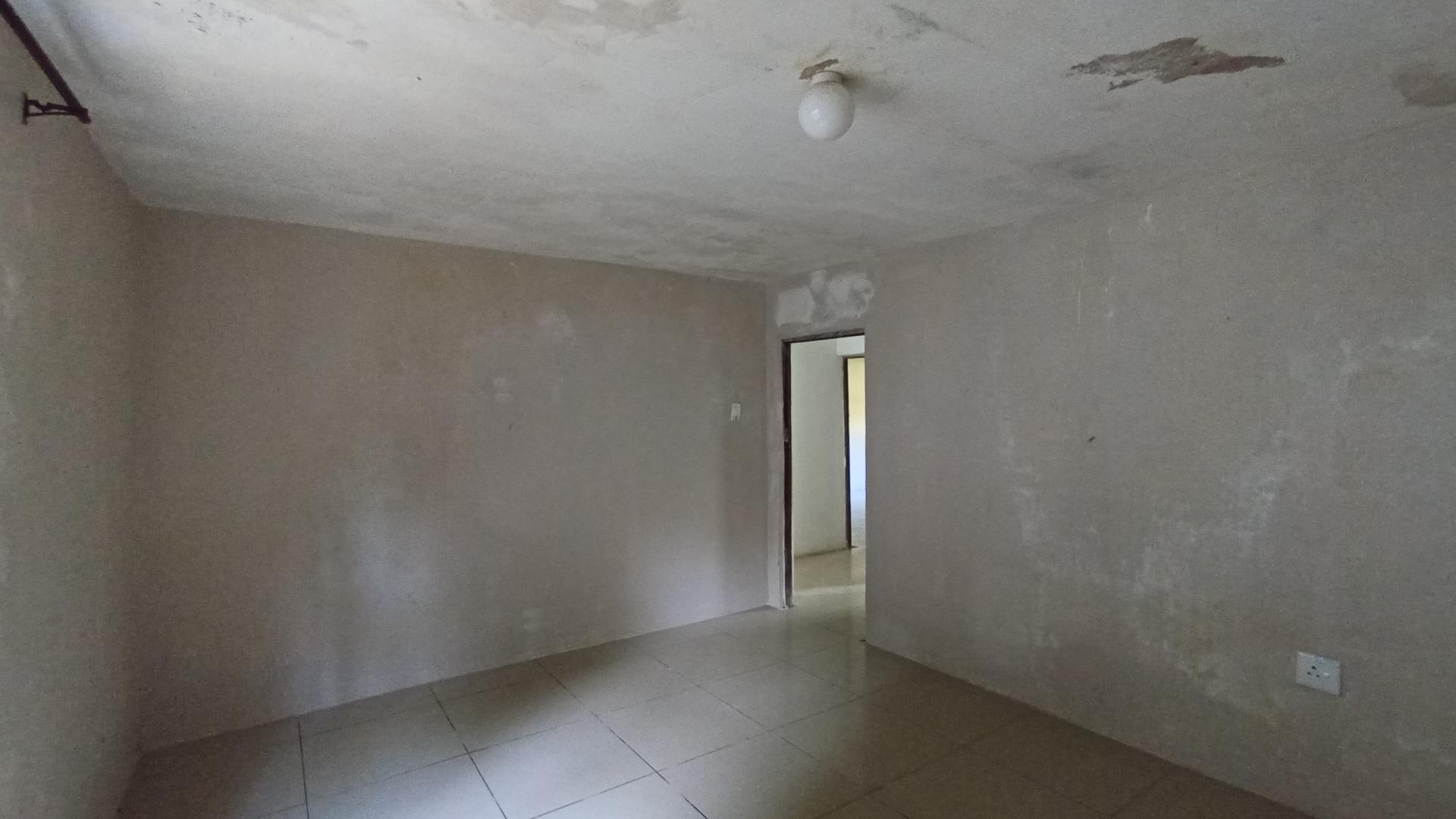 Bed Room 1 - 25 square meters of property in Kloof 