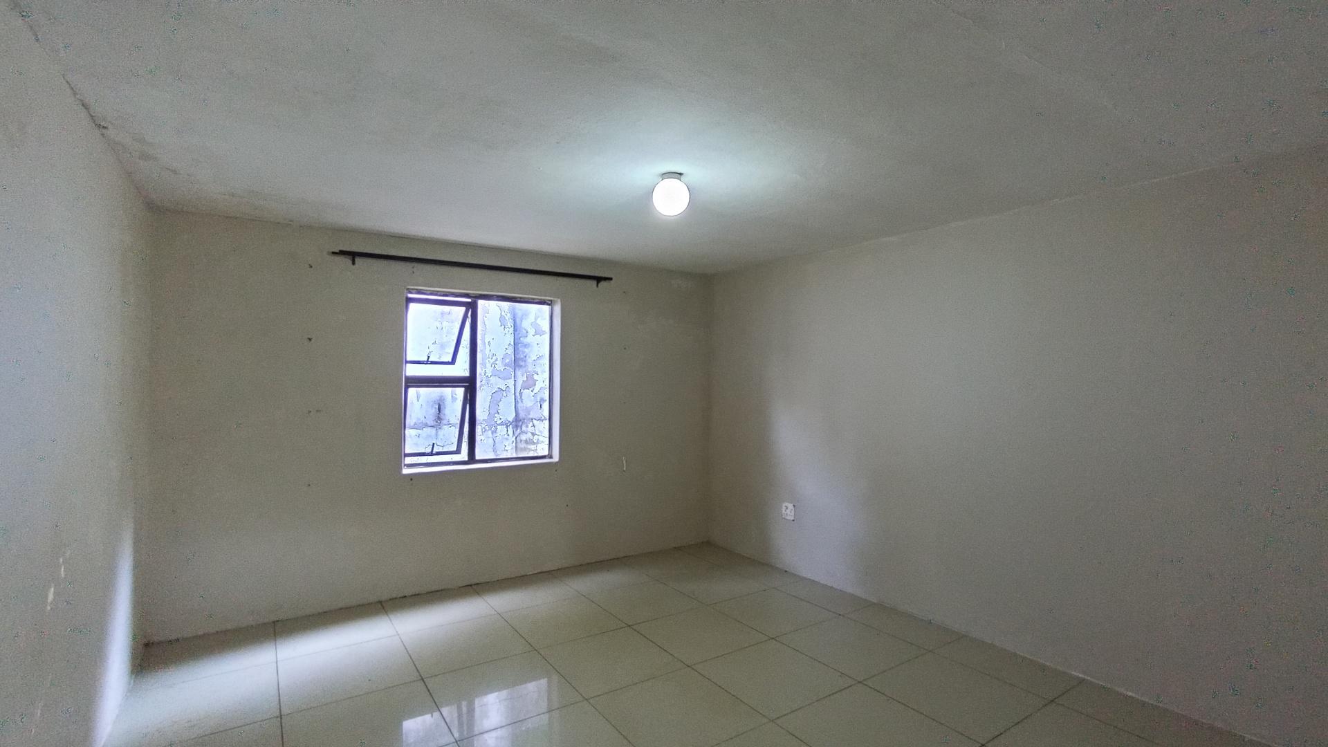 Bed Room 2 - 27 square meters of property in Kloof 