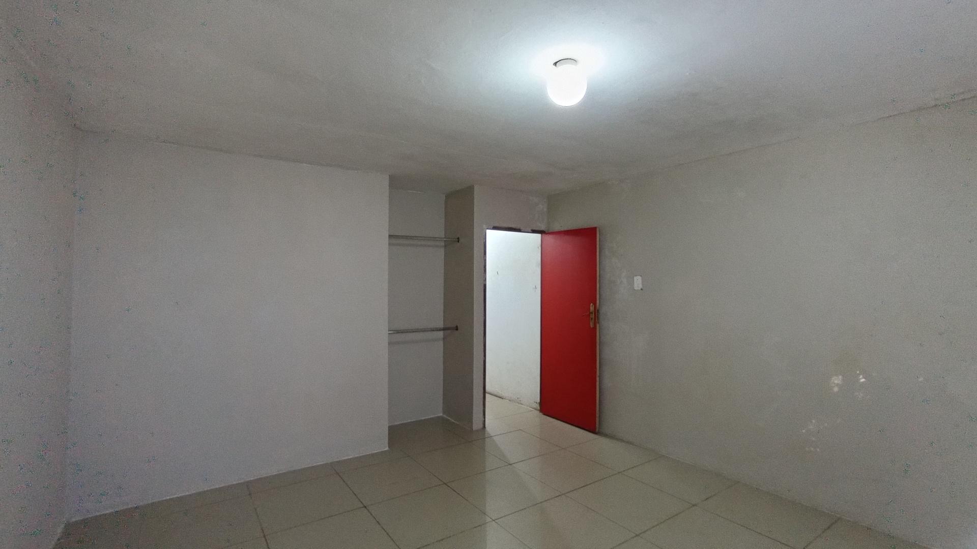 Bed Room 2 - 27 square meters of property in Kloof 