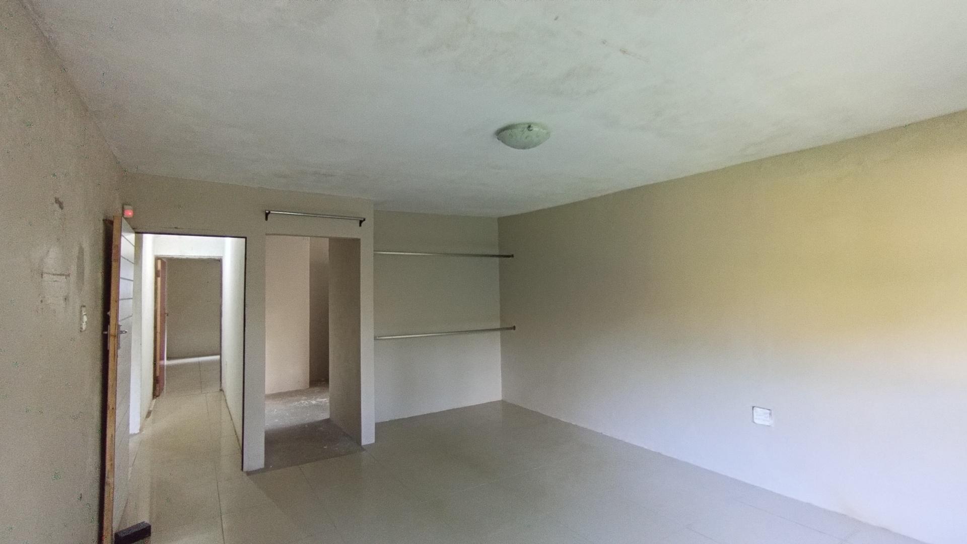 Main Bedroom - 30 square meters of property in Kloof 