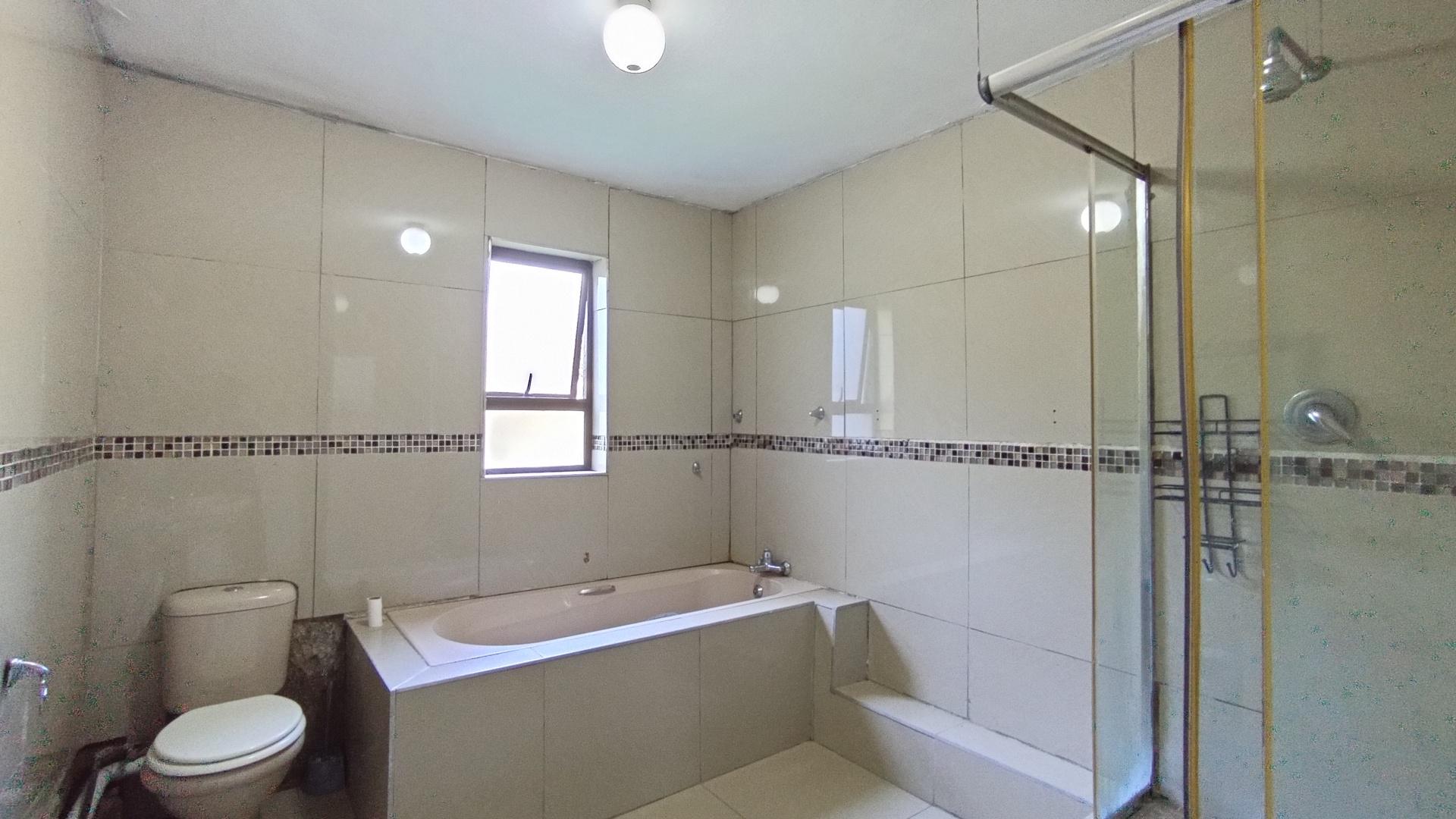 Bathroom 1 - 12 square meters of property in Kloof 