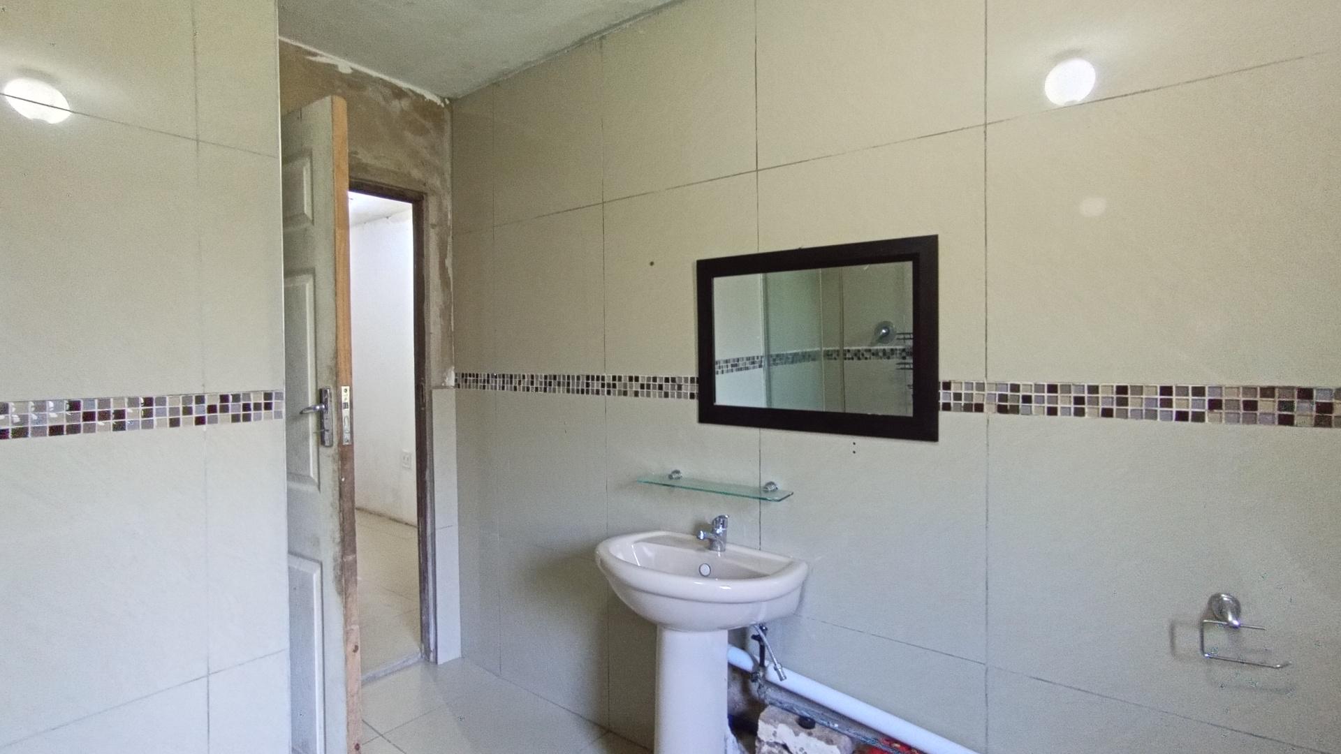 Bathroom 1 - 12 square meters of property in Kloof 