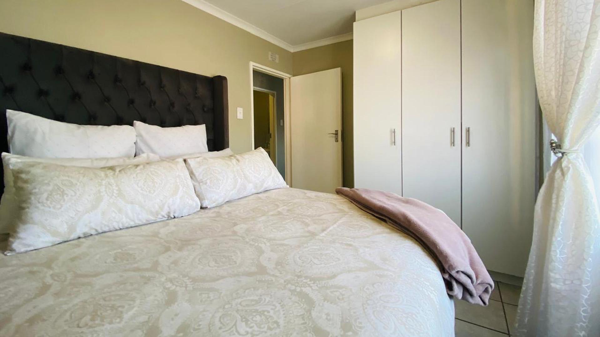 Bed Room 1 - 10 square meters of property in Sky City