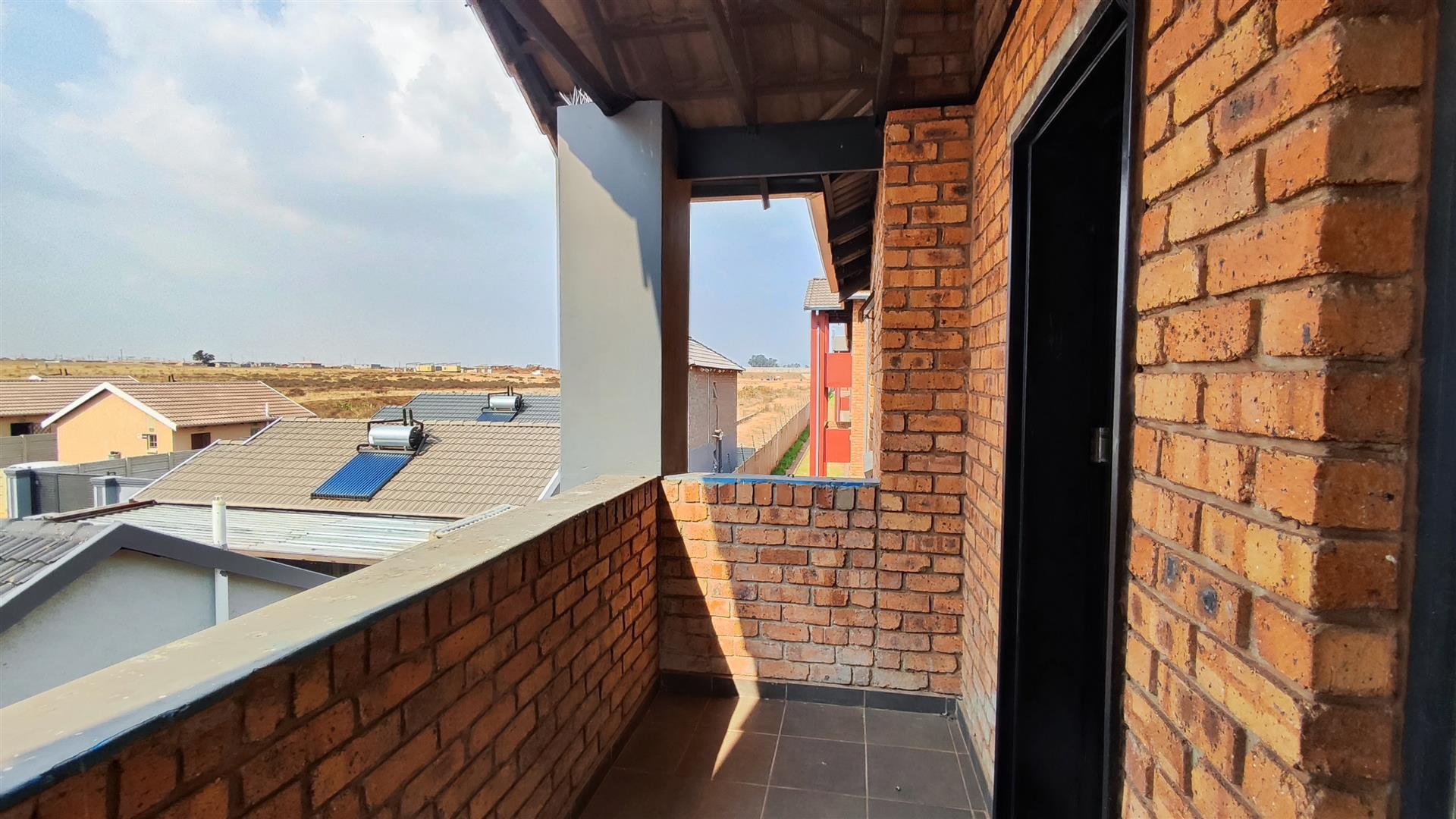 Balcony - 6 square meters of property in Sky City