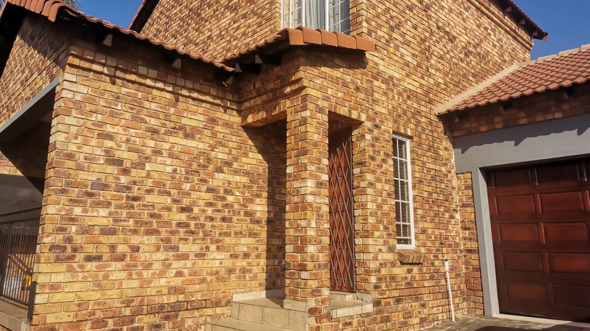 Front View of property in Amberfield