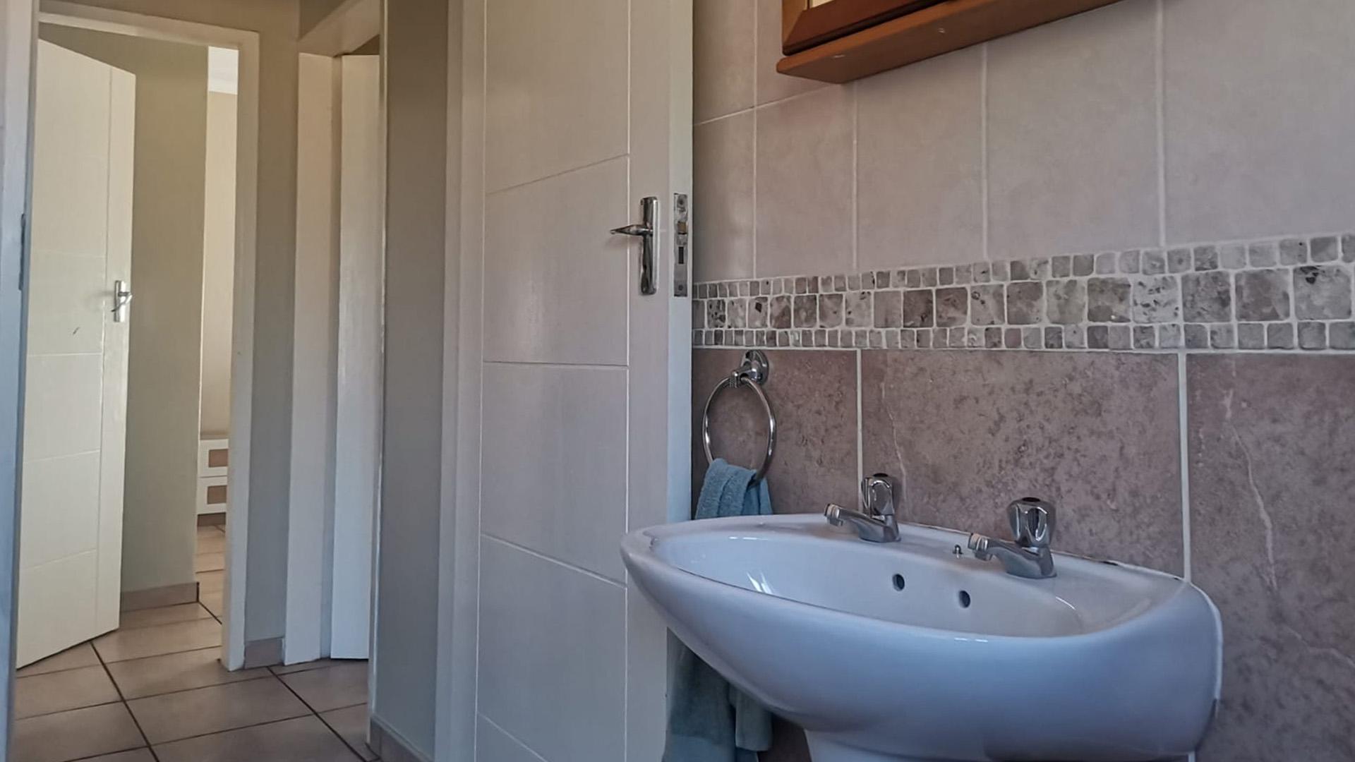 Bathroom 1 of property in Amberfield