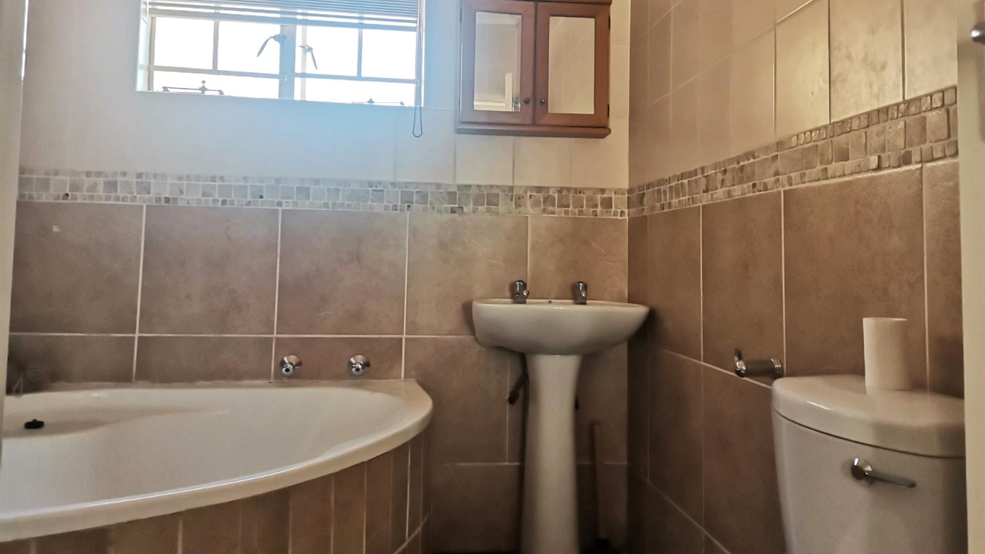 Main Bathroom of property in Amberfield