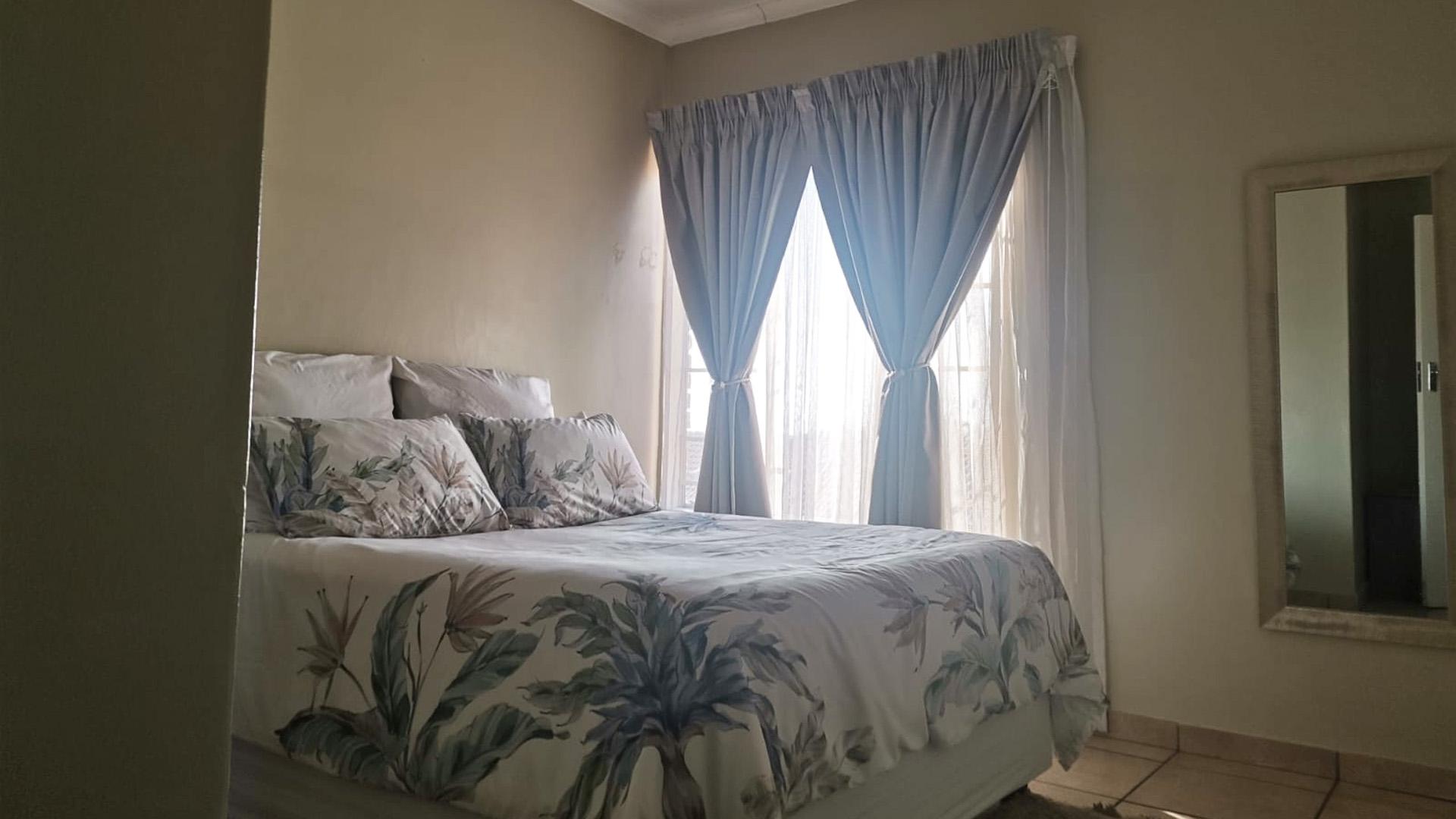 Main Bedroom of property in Amberfield