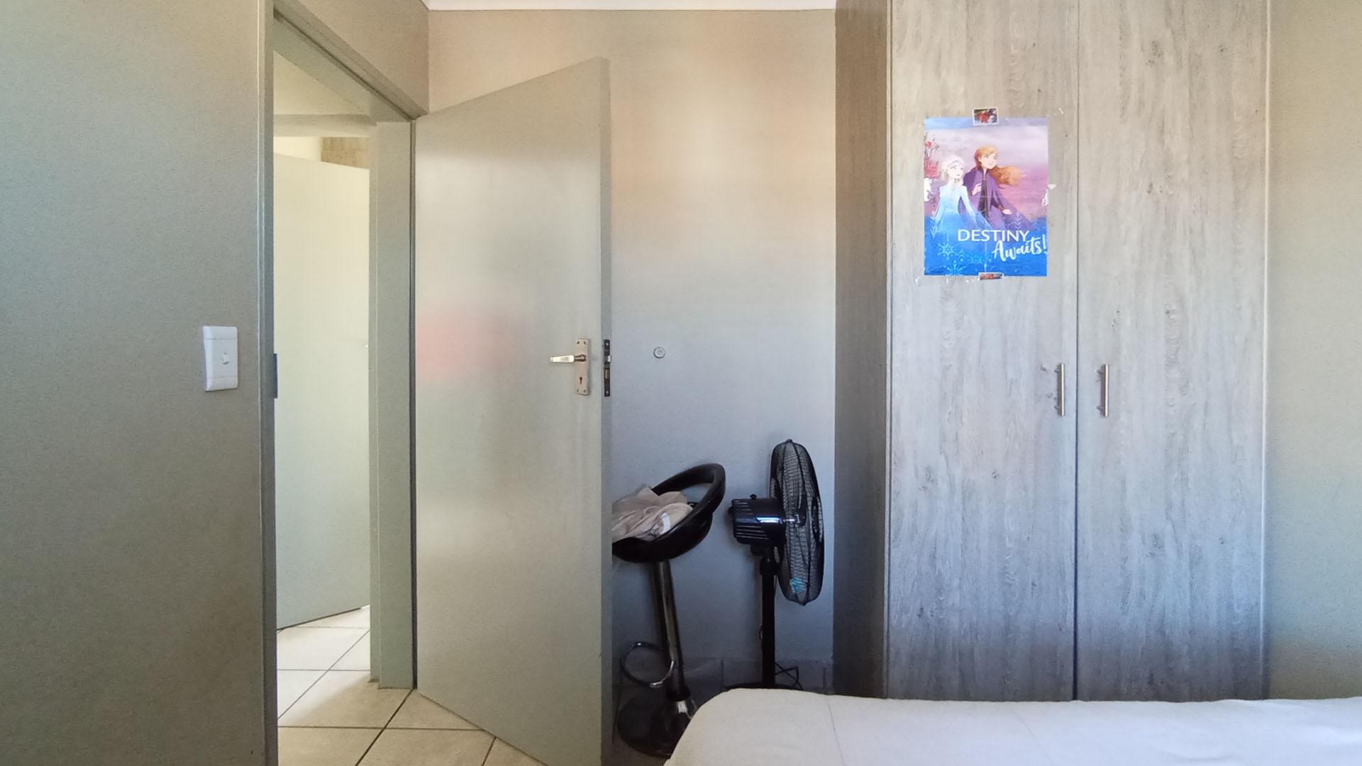 Bed Room 2 - 8 square meters of property in Montana Tuine