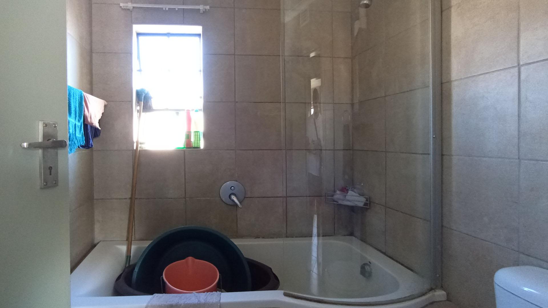 Bathroom 1 - 4 square meters of property in Montana Tuine