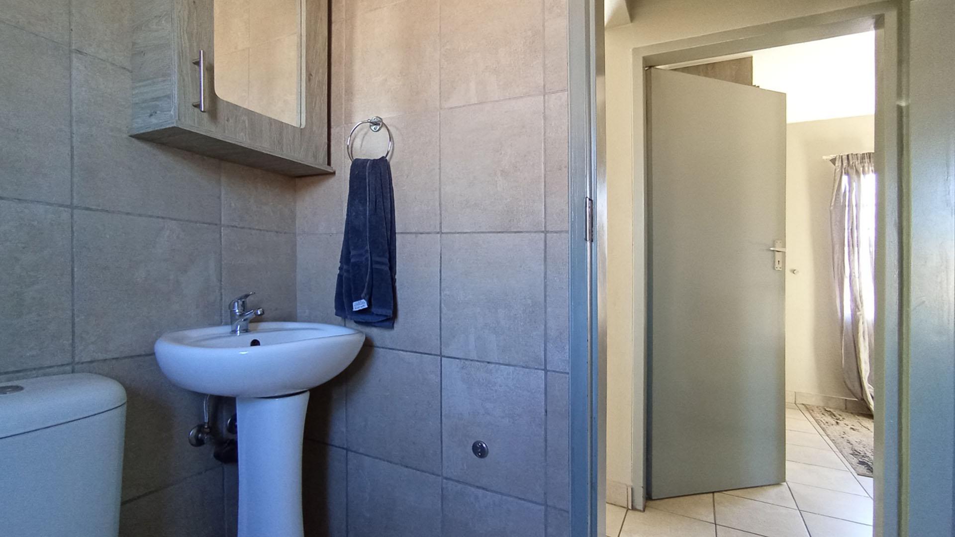 Bathroom 1 - 4 square meters of property in Montana Tuine