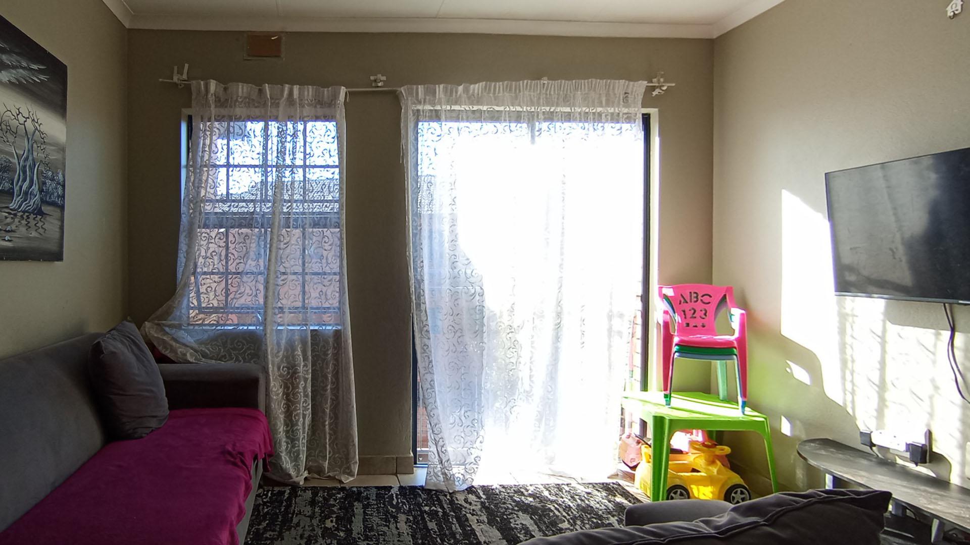 Lounges - 12 square meters of property in Montana Tuine