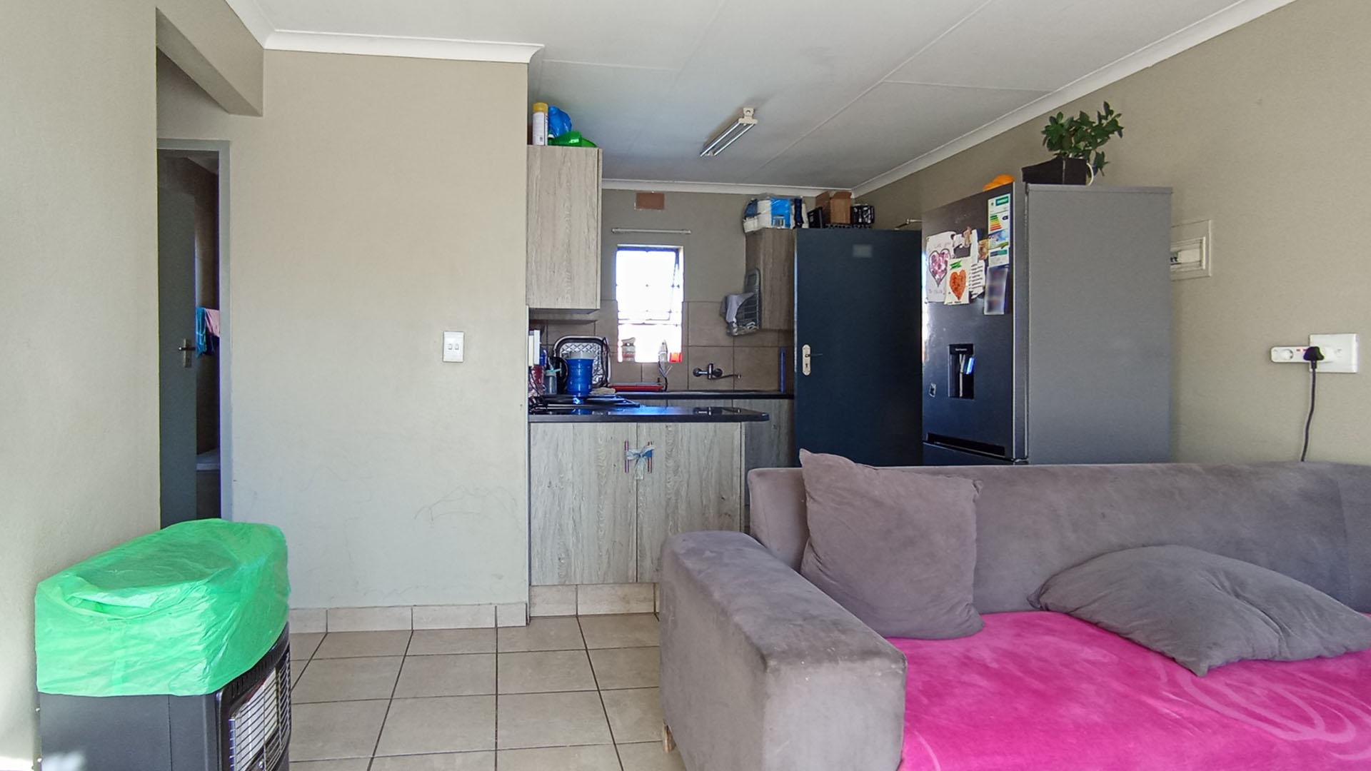 Lounges - 12 square meters of property in Montana Tuine