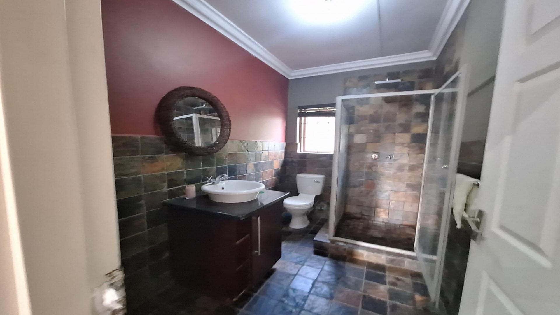 Bathroom 1 of property in Stonehenge