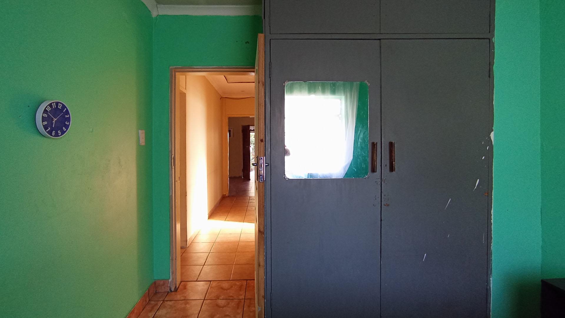 Bed Room 2 - 11 square meters of property in Hermanstad