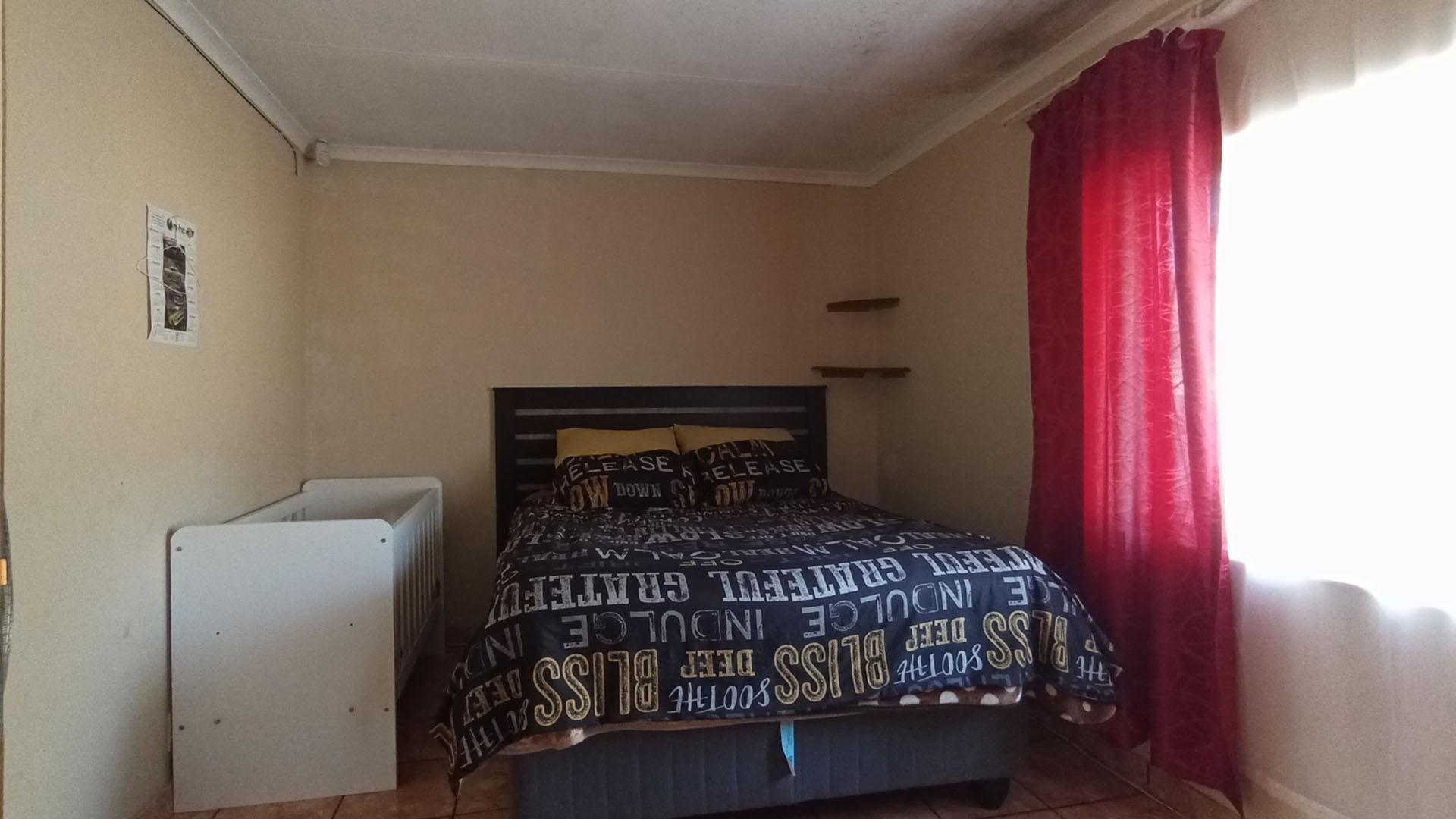 Bed Room 1 - 13 square meters of property in Hermanstad