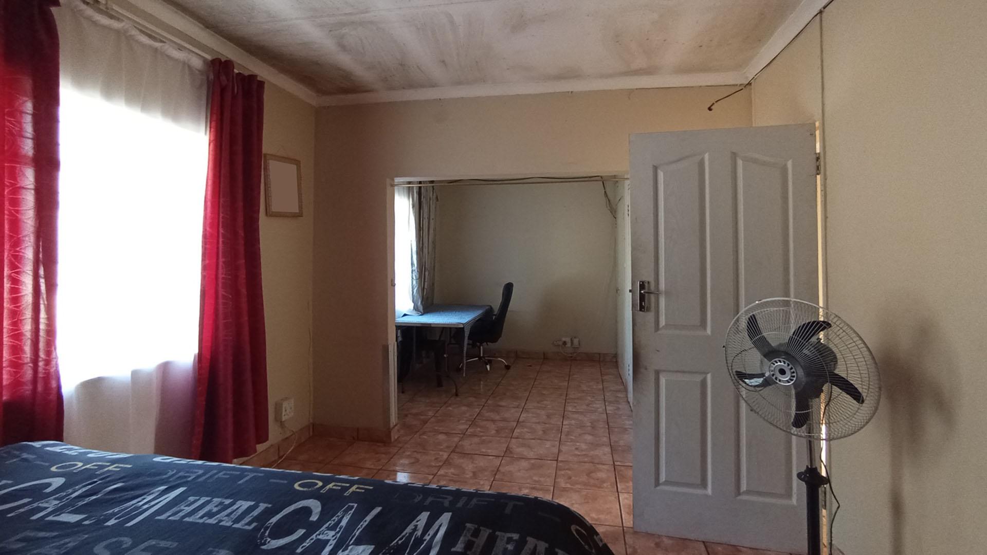Bed Room 1 - 13 square meters of property in Hermanstad
