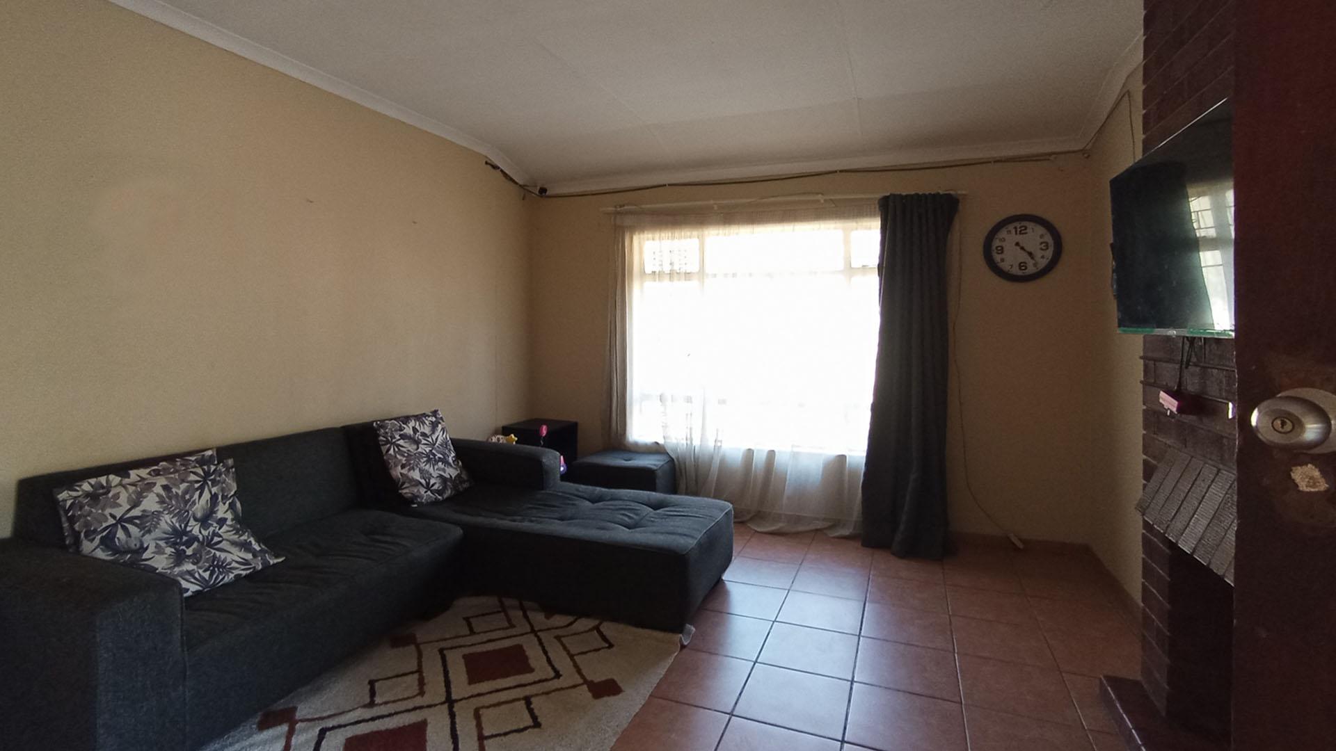 Lounges - 17 square meters of property in Hermanstad