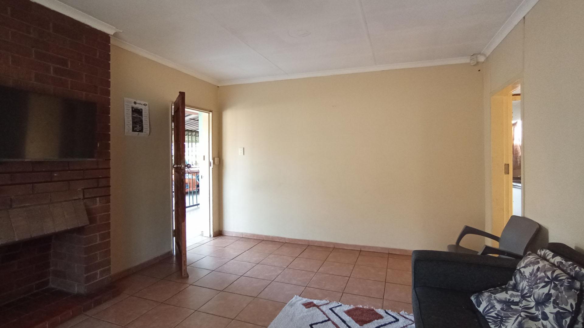 Lounges - 17 square meters of property in Hermanstad