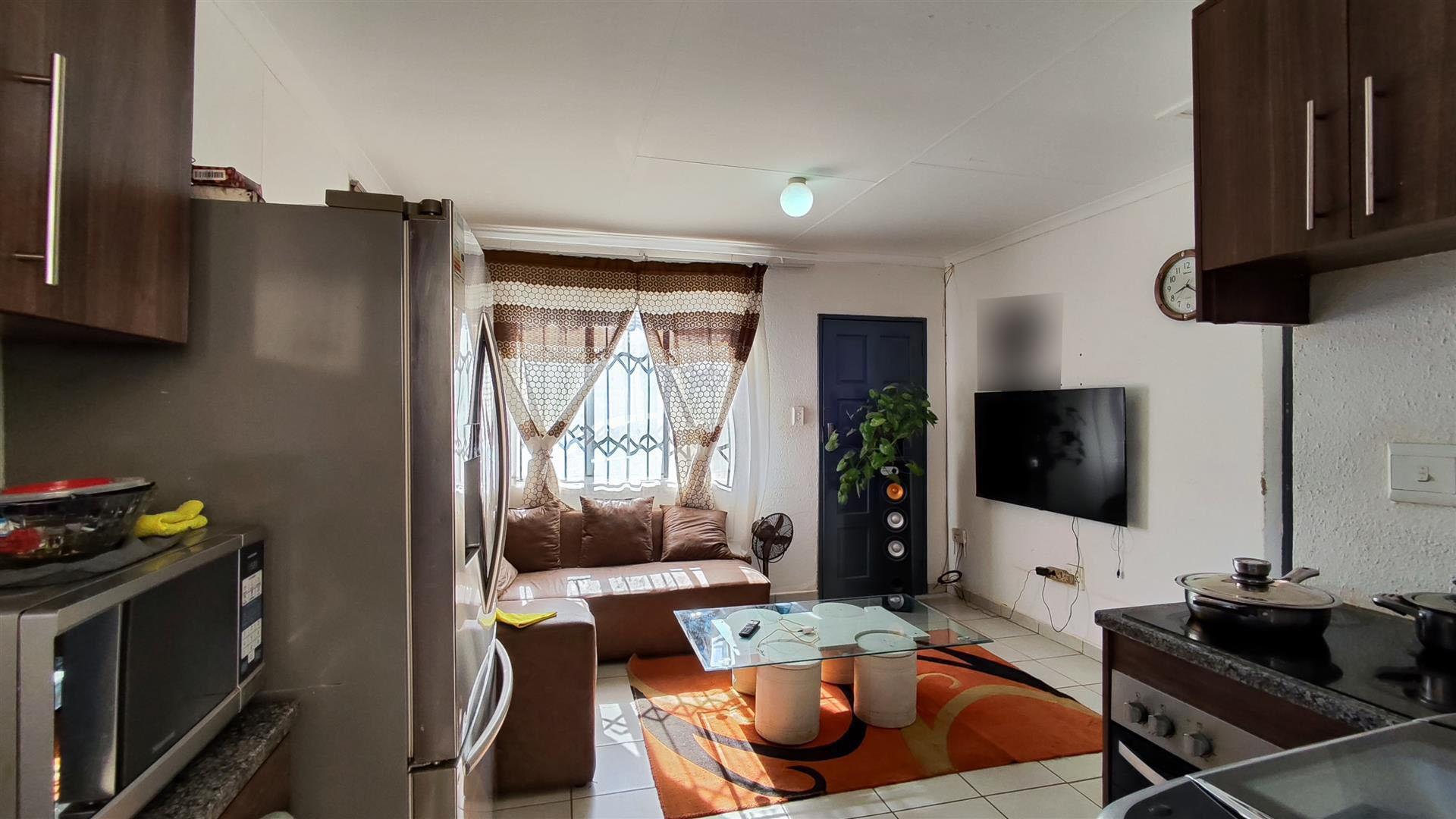 Lounges - 15 square meters of property in Savanna City