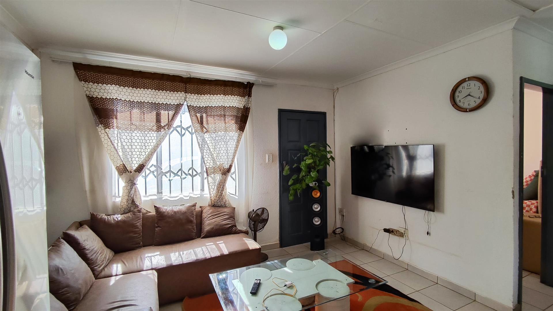 Lounges - 15 square meters of property in Savanna City