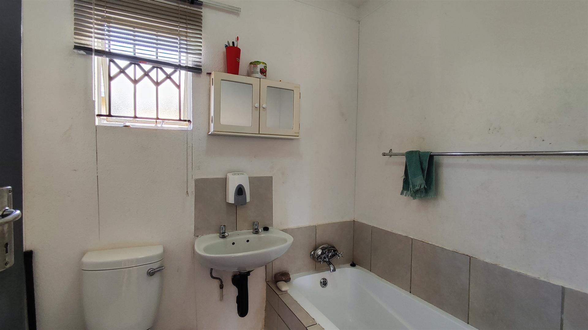 Bathroom 1 - 5 square meters of property in Savanna City