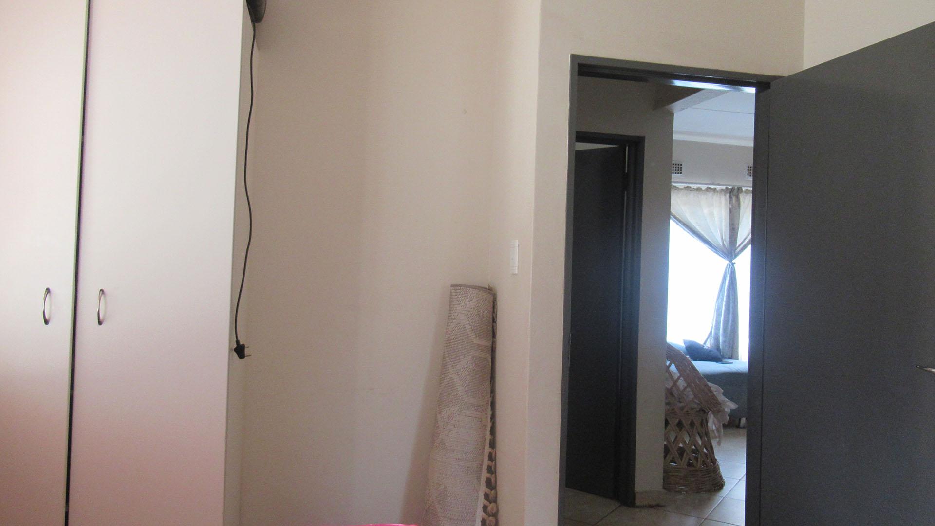 Bed Room 1 - 9 square meters of property in Jabulani